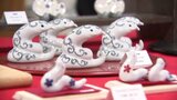 金運アップ!? 2025年の干支「ヘビ」モチーフの砥部焼 展示販売会始まる 愛媛・砥部町 | 愛媛のニュース - Nスタえひめ|あいテレビは6チャンネル