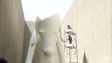 「あおもり犬」洗浄できれいさっぱり“ワン”トーンアップ！　「やっぱり輝きが違いますね！」真っ白な毛並みでのんびり日光浴　青森県立美術館　青森市|TBS NEWS DIG