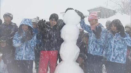 寒いけど楽しいが勝つ！」初めて見る雪…沖縄の小学生が雪遊び