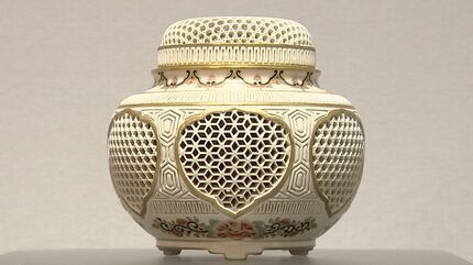 白い生地に繊細な彫刻 薩摩焼「沈壽官窯」創業150周年記念展 透かし