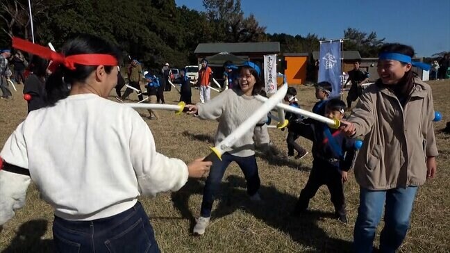 広大なススキの草原でバトル静岡県東伊豆町「細野高原」でチャンバラ合戦 武器はスポンジ製の刀　＝静岡・東伊豆町|TBS NEWS DIG