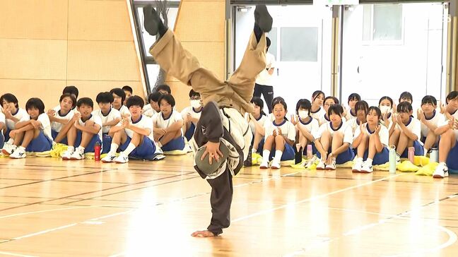 パリオリンピック™ブレイキン日本代表“Shigekix”選手が中学生に特別授業=静岡・磐田市|TBS NEWS DIG