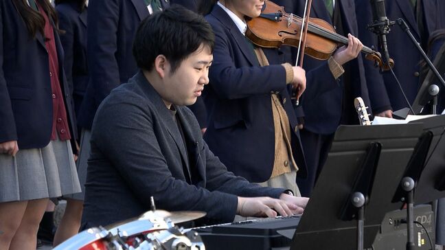 ブザンソン国際若手指揮者コンクールで優勝した米田覚士さんが母校・岡山城東の恩師の指揮で校歌を伴奏「手がなじんでいるというか、10年ぶりでしたけど」|TBS NEWS DIG