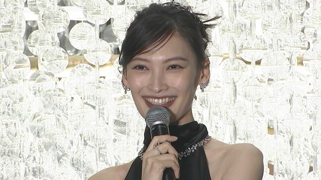 【大政絢】”刺激的な1年だった” クリスマスツリー点灯式にブラックドレスで登場|TBS NEWS DIG