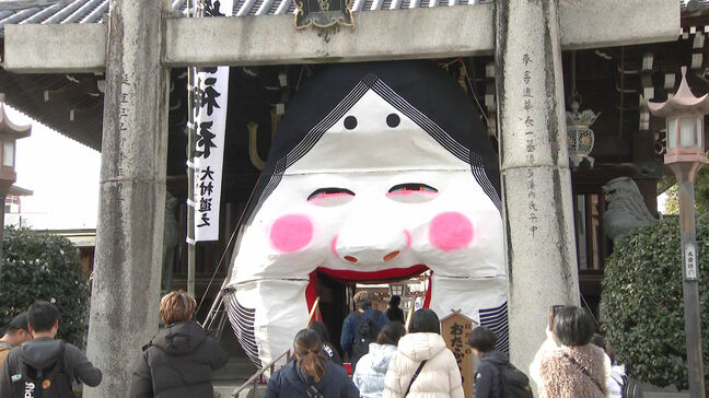櫛田神社に日本一巨大「大お多福面」　”くぐって参拝すると家内安全・商売繁盛”高さ5.3メートル横幅5メートル　福岡|TBS NEWS DIG