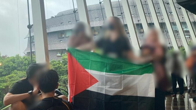 「将来の研究交流」提案に訪れたイスラエル大使に世界各地から集まった“科学の頭脳”が抗議　パレスチナの旗を掲げる　沖縄科学技術大学院大学　|　沖縄のニュース｜RBC 琉球放送