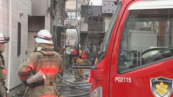 東京・大田区の住宅で火事　焼け跡から男性遺体見つかる　周囲の建物4棟にも燃え広がる|TBS NEWS DIG