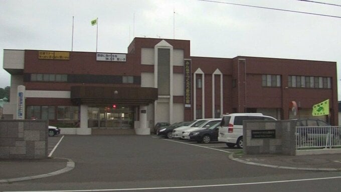 後ろ2本足で立ち上がる体長1.8ｍほどのクマ、住人女性が電話中に窓の外を見ると…敷地に侵入し物置の扉を引っかく　北海道せたな町　|　北海道のニュース｜HBC北海道放送