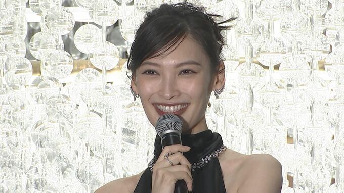 【大政絢】”刺激的な1年だった”　クリスマスツリー点灯式にブラックドレスで登場|TBS NEWS DIG