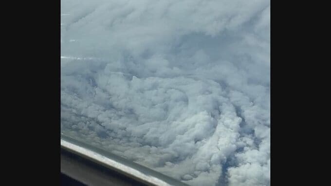 また“台風の卵”＝熱帯低気圧 いつまで影響？台風の｢目｣に突っ込んだ気象予報士が見た”らせん状の雲”【台風情報】|TBS NEWS DIG