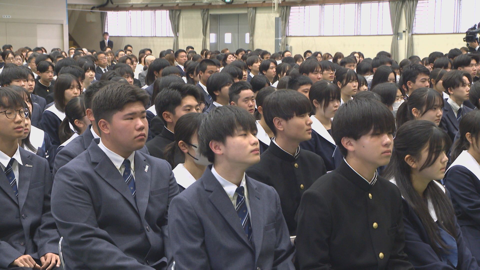 ブレザー学ラン入り混じる大分舞鶴入学式 制服選択制に | 大分の
