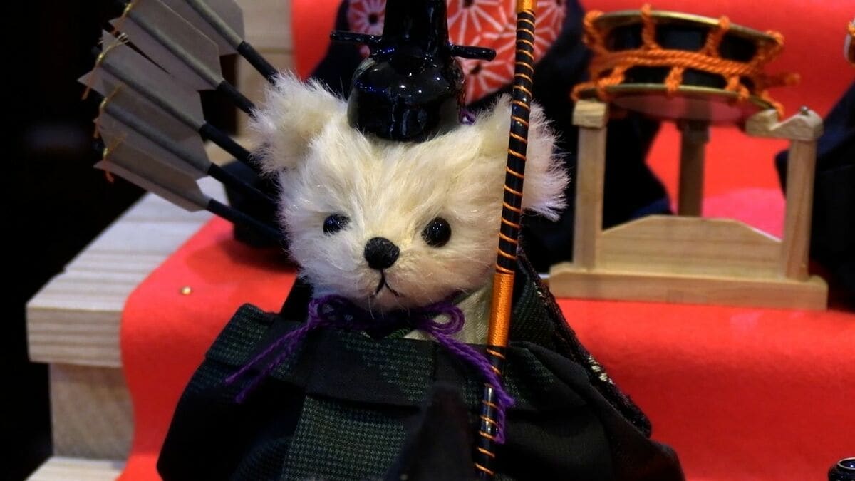 着物を身につけた「テディベアのひな人形」がずらり ひな祭りを親しみ