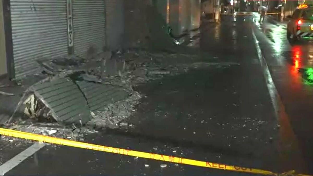 山梨県で最大震度6弱の地震　甲府は震度5弱　外壁が崩れたビルも　忍野村で80代の女性が転倒してけが