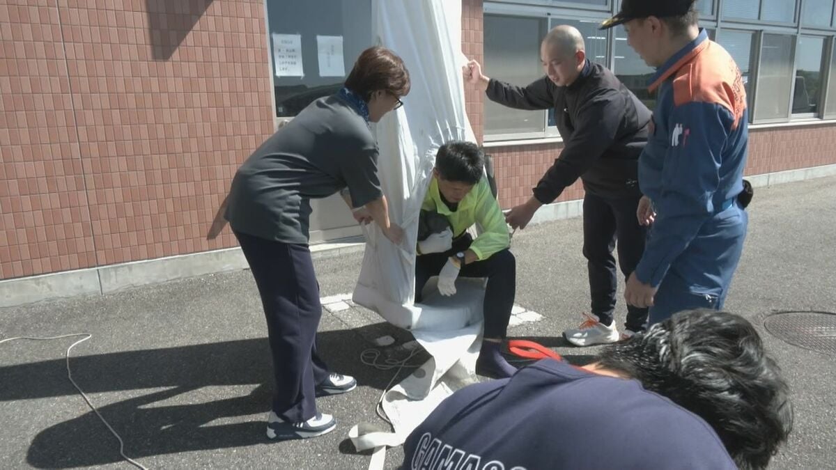 2学期を前に教員が“救助袋”使った訓練 東京･北区の小学校火災受けて… 愛知･蒲郡市