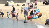 海水浴場は普段通り開放 多くの観光客らでにぎわう 南海トラフ地震臨時情報「巨大地震注意」発表中のお盆休み | 愛媛のニュース - Nスタえひめ|あいテレビは6チャンネル