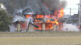郊外の住宅地で火事 住宅1棟全焼か 1人搬送 消火活動中 富山 | 富山のニュース|天気・防災|チューリップテレビ
