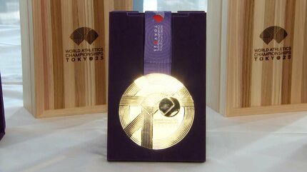東京世界陸上のメダルお披露目 織田裕二氏「ちょっと欲しい