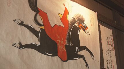 米俵を背負った絵馬”がことしは人気 岐阜・高山市で｢紙絵馬｣作りが最盛