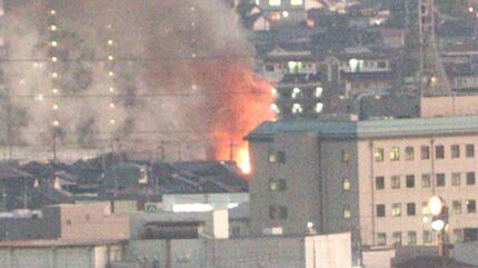 岡山市北区青江で2階建て住宅を全焼 黒煙が立ち上る 住人の男性（78