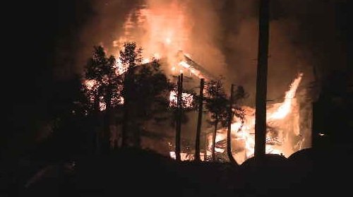 気仙沼市の住宅火災　約5時間半後に鎮火するも焼け跡から2人の遺体　宮城・気仙沼市|TBS NEWS DIG