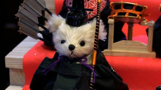 着物を身につけた「テディベアのひな人形」がずらり　ひな祭りを親しみやすい形で楽しんでもらおうと企画【岡山・倉敷】|TBS NEWS DIG