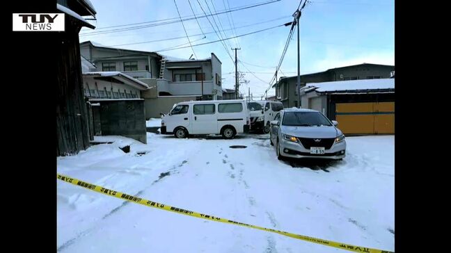 【現場】犯人はカッターナイフを持ったまま逃走か　車から降りた男性が突然首を切られる　現場は大学近くの住宅街...警察が犯人の行方追う（山形・米沢市）|TBS NEWS DIG