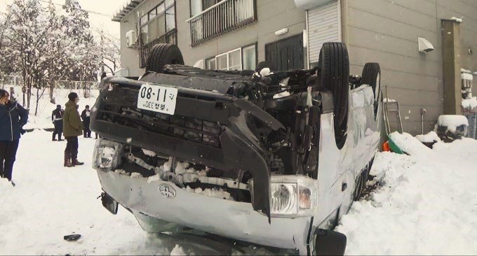 「雪でハンドルを取られてコントロールできず…」国道103号の道路わきの崖から『児童施設のワゴン車』転落　子ども2人が骨折などの大けが　|　青森のニュース│ATV NEWS│青森テレビ