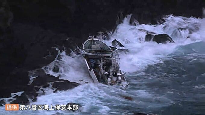 船体沈没…緊迫の救助の瞬間　145トンの大型漁船が岩場に座礁　特殊救難隊やヘリも出動　肋骨骨折のけがを負う人も…乗組員9人全員救助　命に別状なし　|　BSSニュース | BSS山陰放送