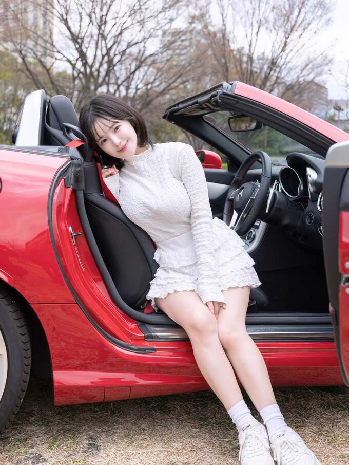 【 天木じゅん 】　愛車「Mercedes-Benz SLK200」と笑顔ショットに　ファン反響　「車運転　見たい」「リアル天使」|TBS NEWS DIG