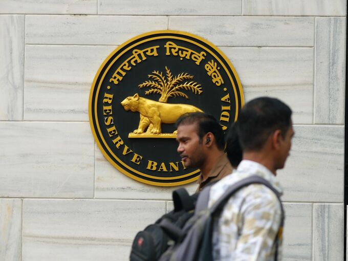 インド中銀がドル売り介入、少なくとも50億ドル－ルピー安に歯止め