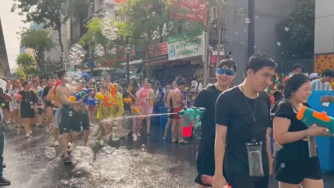 タイなど東南アジアで水かけ祭り始まる