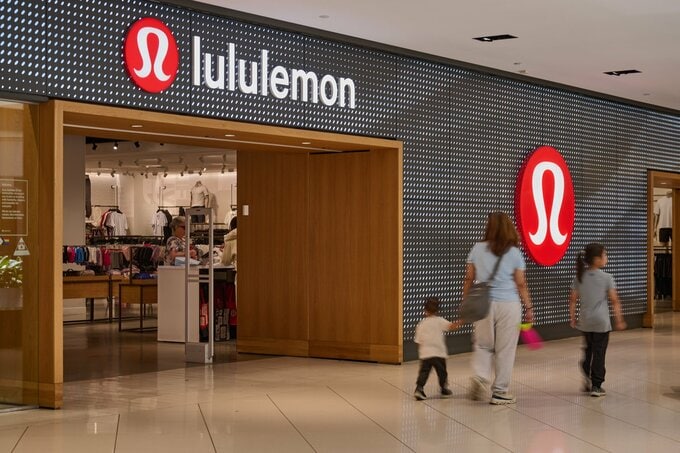 ルルレモン、通期見通しを再び下方修正－新CEOの課題一段と重く