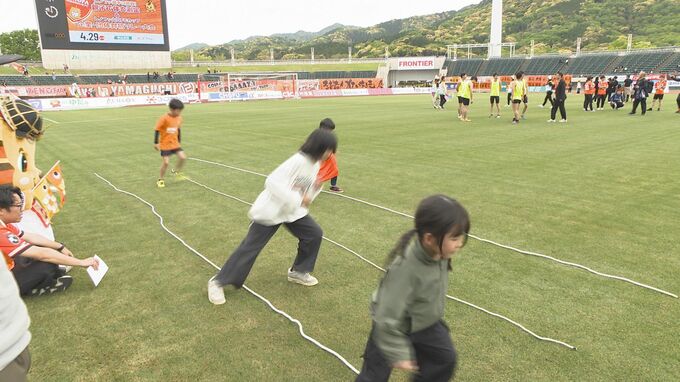 レノファ山口の試合前のピッチで・・・「企業・団体対抗リレー」に「親子で体力測定」　山口　|　山口のニュース・天気・防災｜tys NEWS｜ｔｙｓテレビ山口