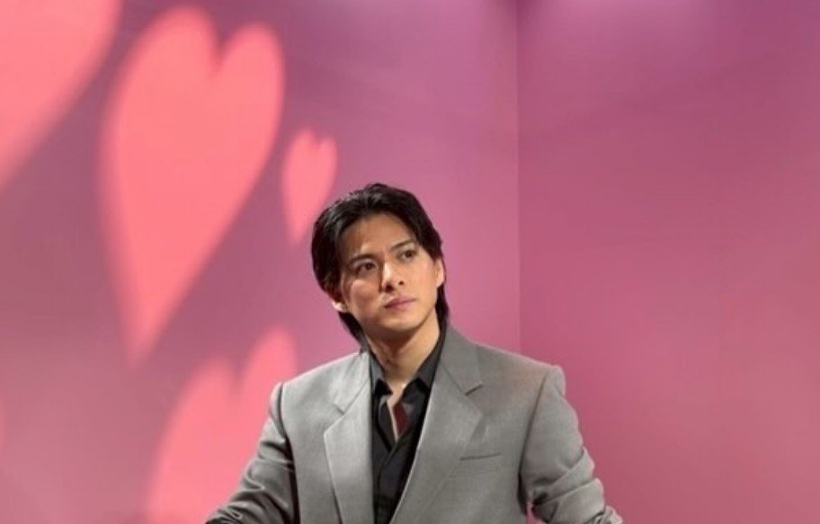 平野紫耀 】 ハートをバックにポーズ 「楽しい、可愛い、素敵が