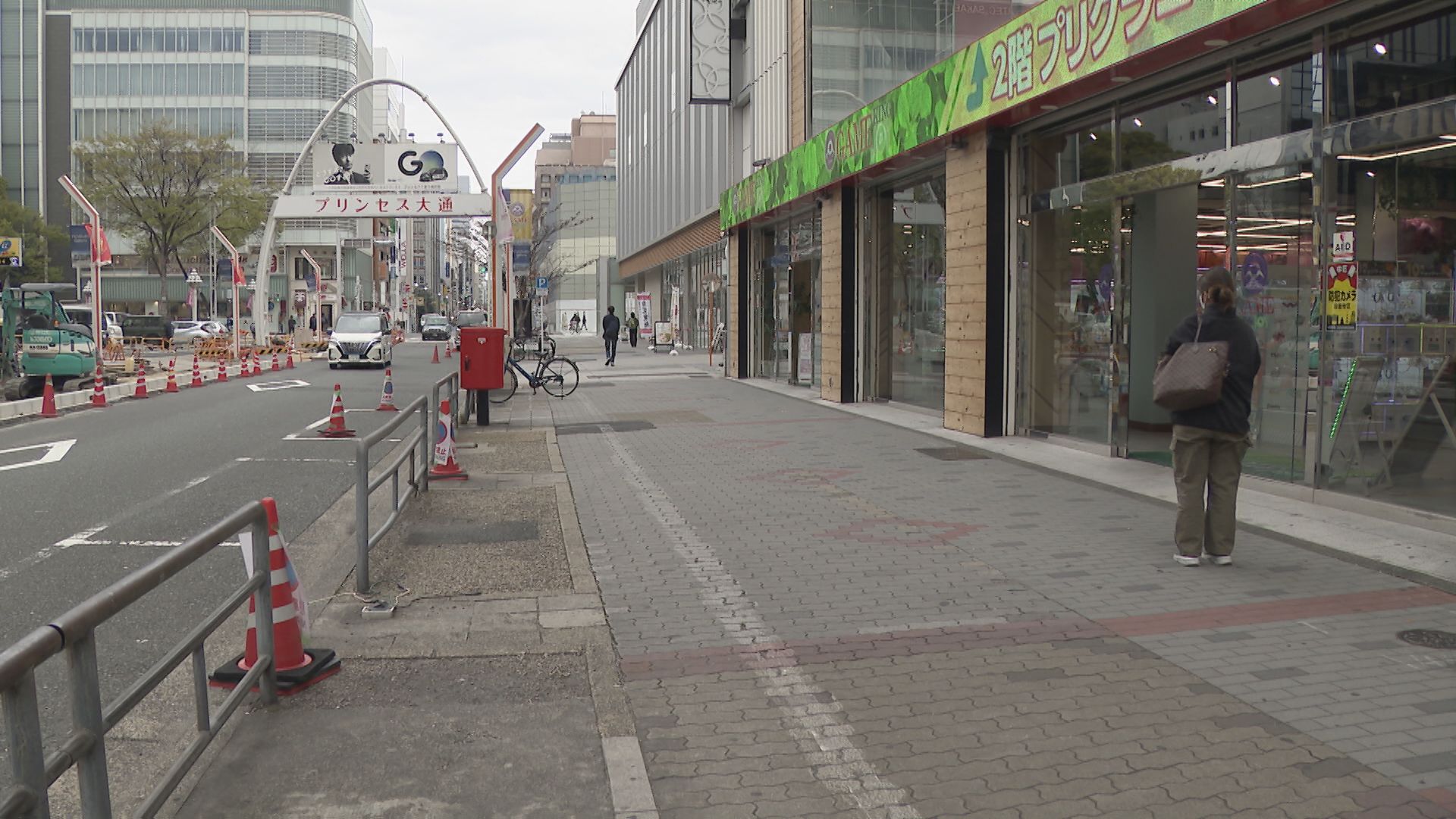 繁華街の路上で50代くらいの男性が突き飛ばされ重体か　20代の男女2人を逮捕　名古屋・栄