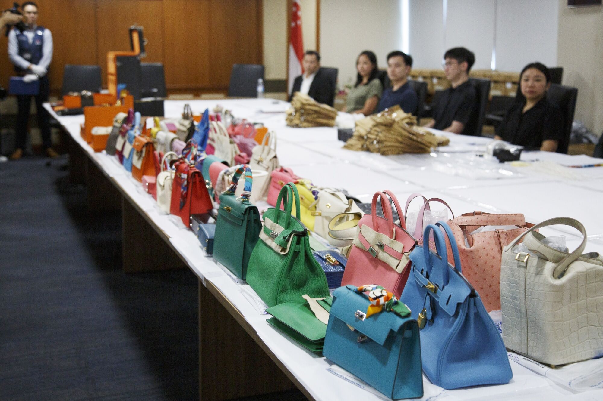 エルメスバッグも売却へ､シンガポール当局が押収品処分-資金洗浄事件