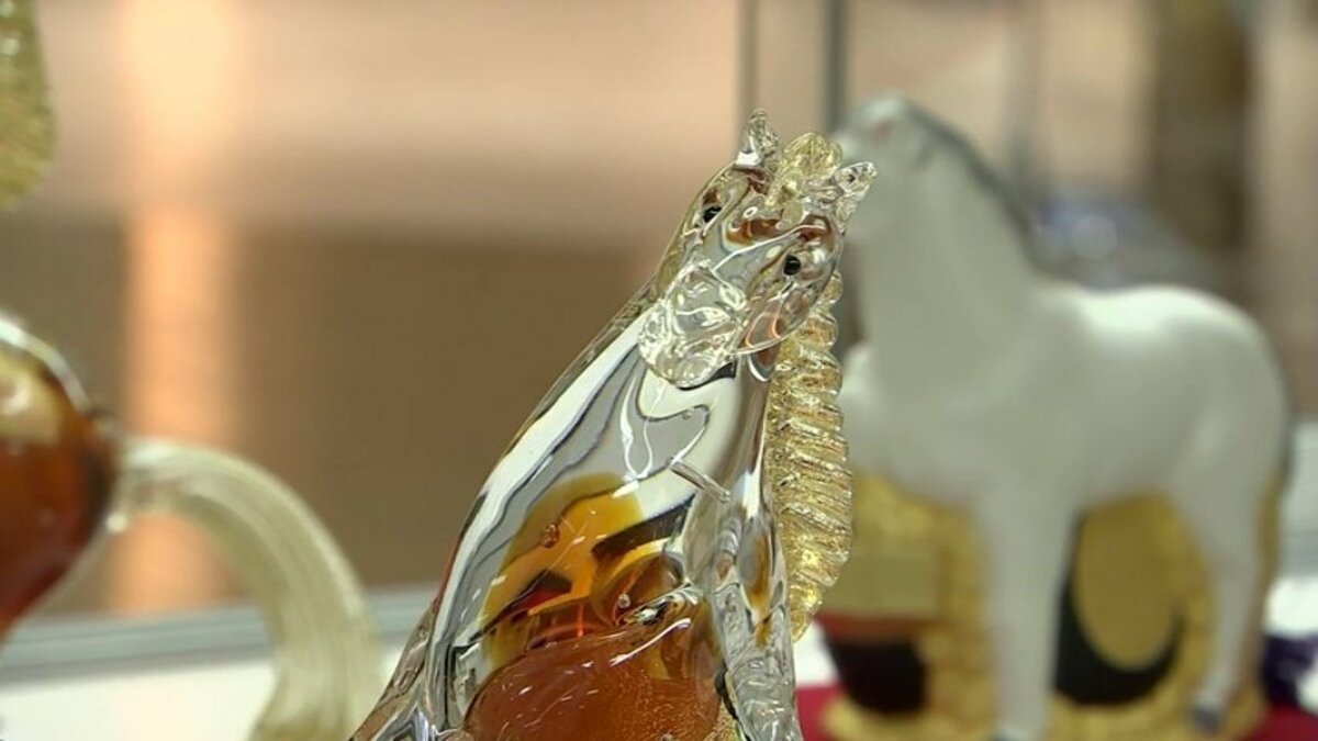 午が躍る名工ガラスも きらめく切子や博多人形150点を展示販売 