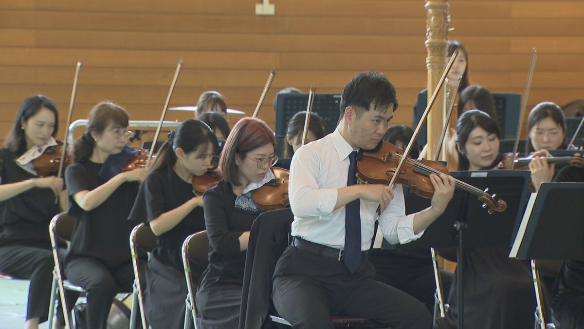 「心が震えて感動した」　国内トップクラスのオーケストラ　中学校で演奏会　生徒が指揮者体験も　山梨・都留第一中