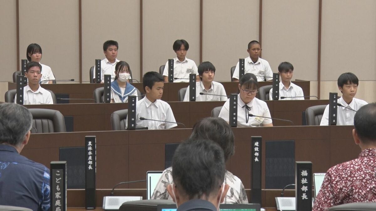 「廃校の跡地利用は？」「交通弱者対策は？」 中学生が市当局に次々質問　宮古島で「子ども議会」