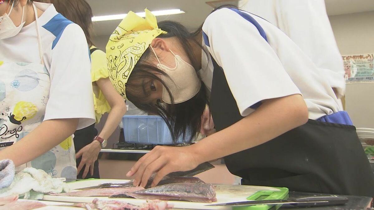 中学生がアジの三枚おろしに挑戦　郷土料理「りゅうきゅう丼」を完成