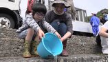 「いってらっしゃい元気でね」 支援学校の児童がサケの稚魚約8000匹を放流 岩手・釜石市|TBS NEWS DIG