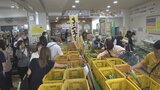 収穫最盛期　トウモロコシ販売イベント大盛況！　開始時間40分早める　道の駅とよとみ　|　山梨のニュース | ＵＴＹテレビ山梨