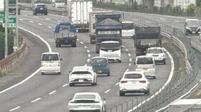 関越自動車道に横たわっていた公務員の男性(27)が後続車にはねられ死亡 近くにはエンジンのかかったままの乗用車 埼玉県警|TBS NEWS DIG