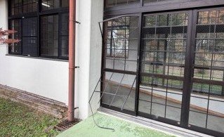 塩尻市でクマが学校施設を損壊　渡り廊下のサッシや網戸が壊される　学校の職員がけさ発見　授業は通常通り実施　|　SBC NEWS | 長野のニュース | SBC信越放送