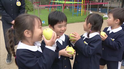 りんご860個を奉納 青森りんごの使節が太宰府天満宮に 98年から