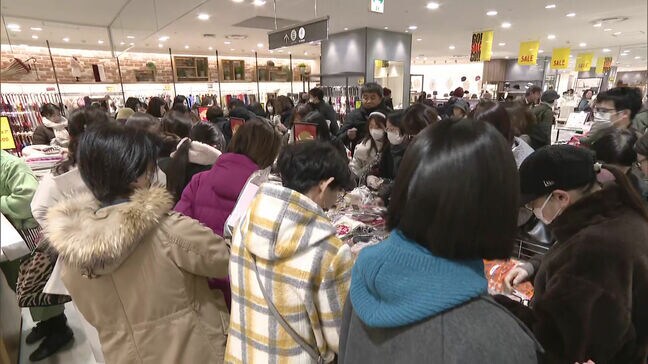 2026年を祝う2026万円の福袋にポニーとのふれあい体験も　大丸福岡天神店で初売り開店前から約2600人の行列|TBS NEWS DIG