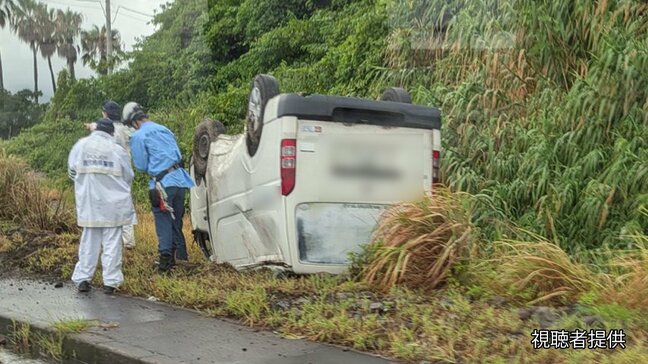 鹿児島市の国道10号でワゴン車横転 歩道乗り越えひっくり返る|TBS NEWS DIG