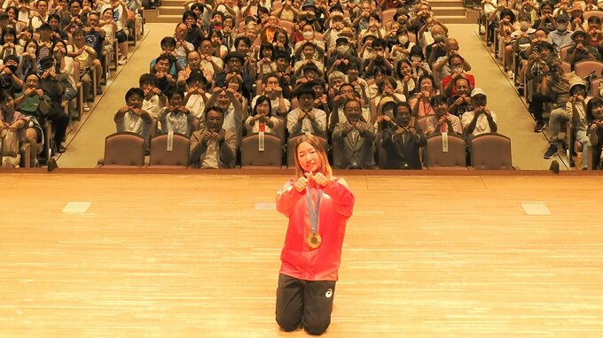 市民1000人と“ビッグキュン”ポーズ、パリ五輪スケボー金の14歳・吉沢恋が地元・相模原市で報告会|TBS NEWS DIG