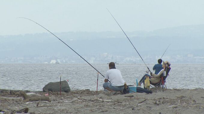 蒸し暑い “海の日” 岩瀬浜で釣り人のんびり　富山県内5か所ですでに真夏日　最高気温は8月上旬の見込み　|TBS NEWS DIG