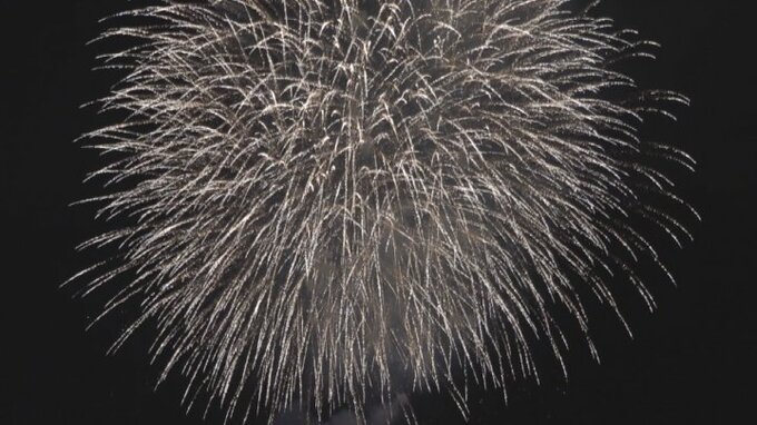 冬の風物詩！河口湖の冬花火始まる　来月下旬まで1日600発打ち上げ　|　山梨のニュース | ＵＴＹテレビ山梨
